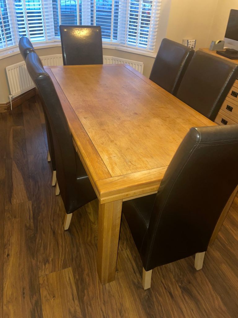 Large extendable oak table & 6 chairs 