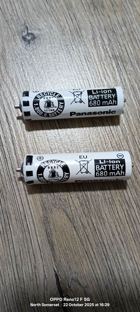 Rechargeable battery for shavers