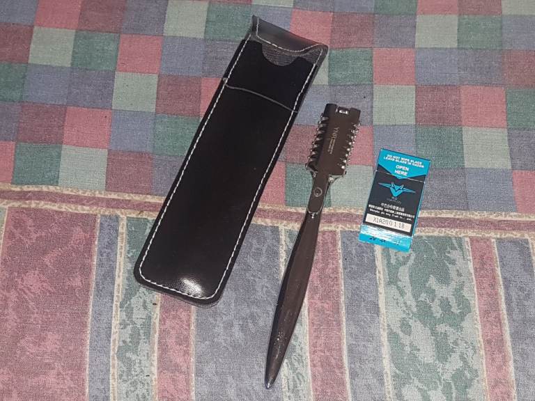 Hair cutting razor comb with carry case and spare blade