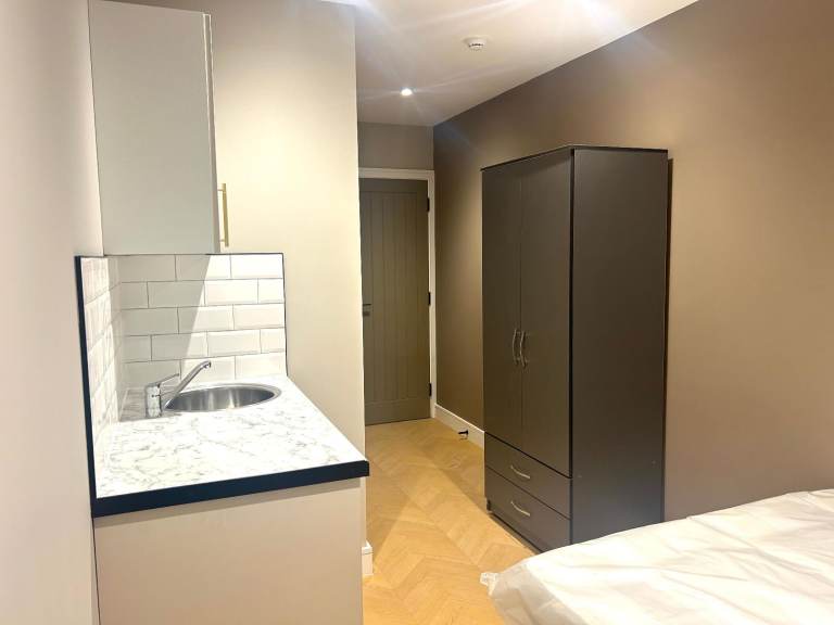 Self-contained studio flat in Potters Bar - DSS Considered