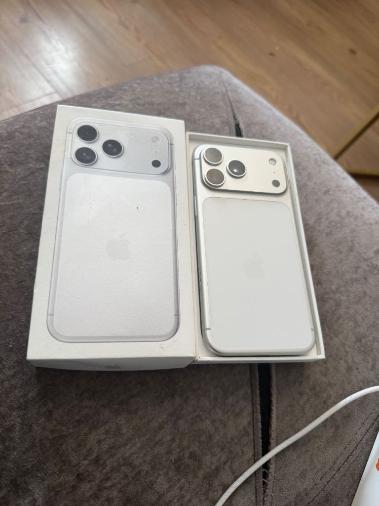 Apple iPhone 15 Pro Max 256GB Silver - As Good As New