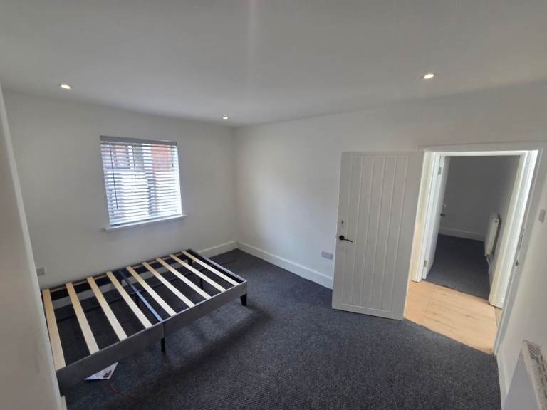 Stunning fully re furbished house with 4 rooms to rent