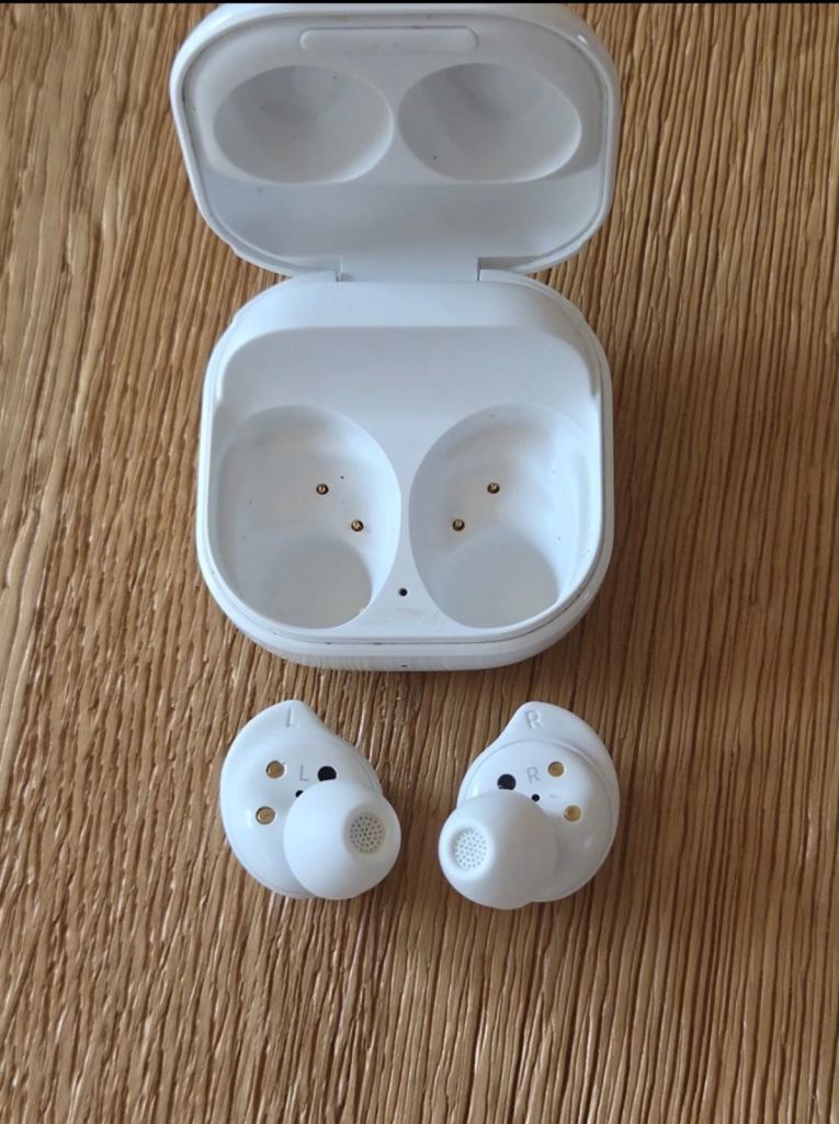 GENUINE Samsung Galaxy Buds FE True Wireless Earbuds White SM-R400 With Charging Case