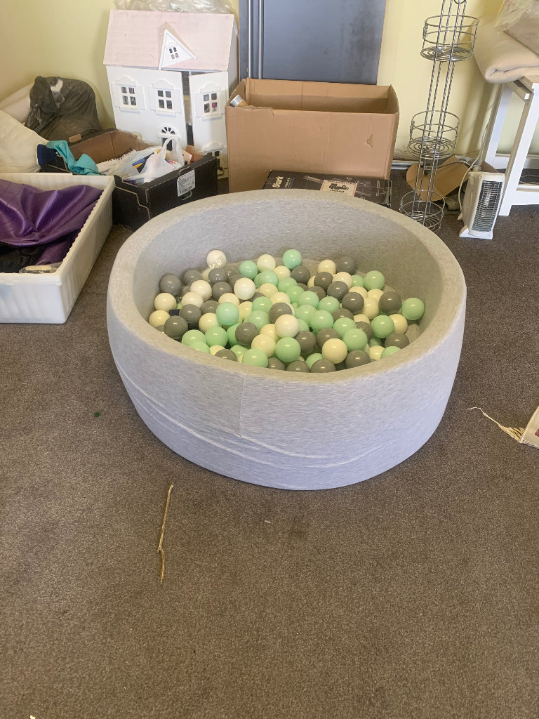 Kids ball pit