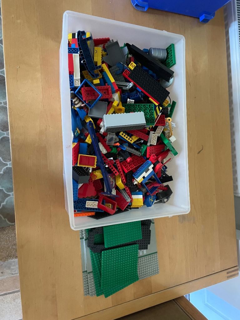 Lego - large box of assorted Lego 