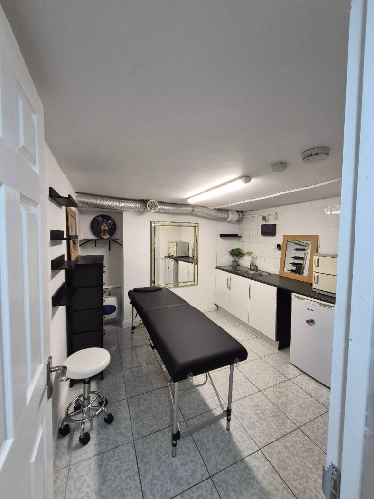 Beauty rooms and nails space/ chair to rent hackney hair salon