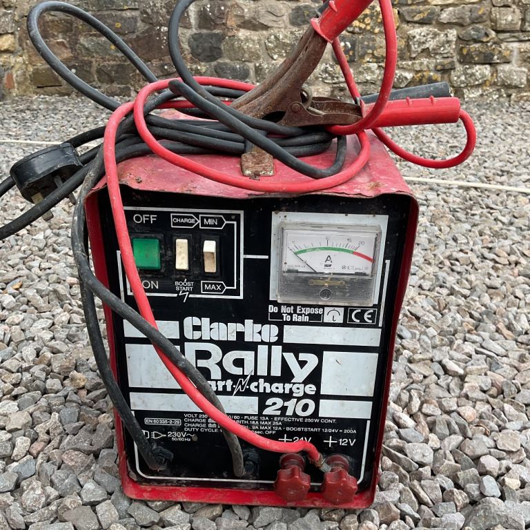 12/24v vehicle battery charger/engine starter