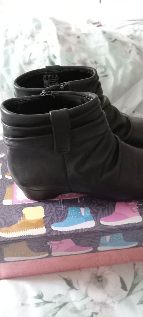 Clarks new leather  3 and half extra wide 