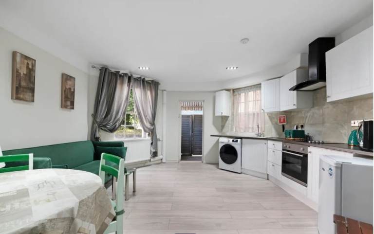 Well Presented Newly Refurbished 1 Bedroom Bayswater (Share of Freehold)