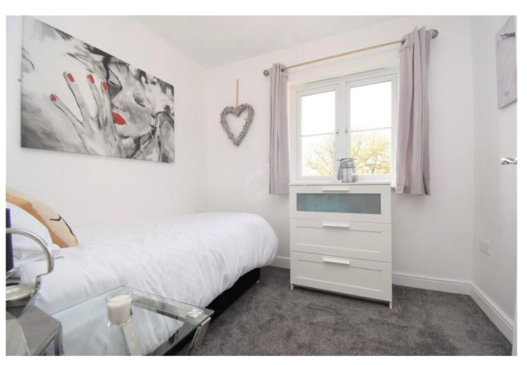 Single room in a clean 2 bedroom flat for rent 