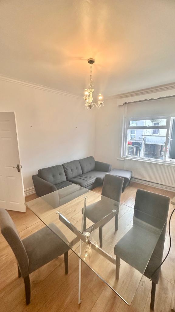 2 BED FLAT📍TRIANGLE BY LIBRARY- BOURNEMOUT. BH2 5RY      