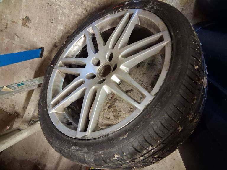 Porsche 19 inch alloy with new tyre