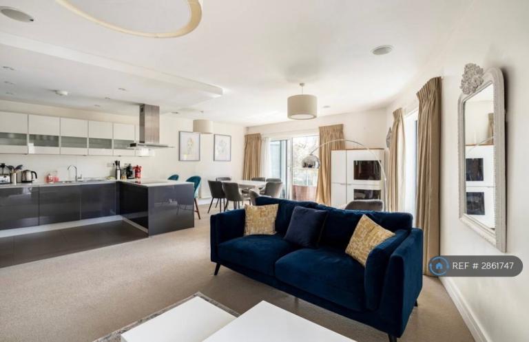 2 bedroom flat in Blagrove Road, Teddington, TW11 (2 bed) (#2861747)