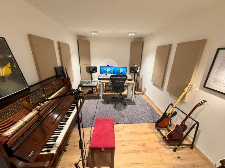 Music Studio | SoundProofed Room | Podcast to Rent In Hackney East London E9