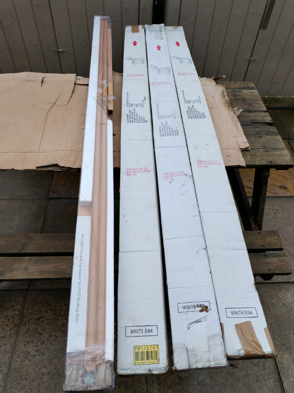 Folding door 