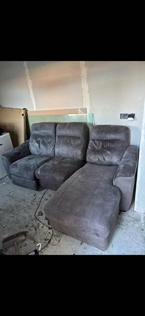 Grey Fabric Sofa with Chaise – Fair Condition
