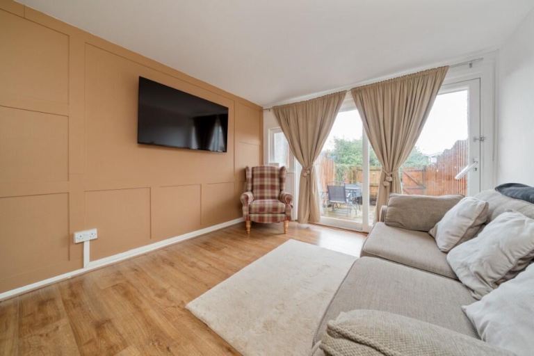 Two bedroom house with garage to let in Cumbernauld 