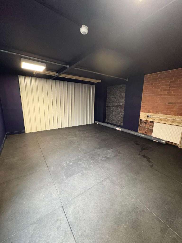 AVAILABLE TO RENT - Secure lock up / workshop / storage unit - Netherfield / Carlton, NG4