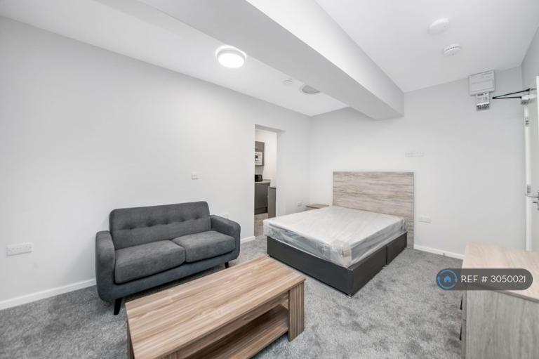 Studio flat in Stile Common Road, Huddersfield, HD4 (#3050021)