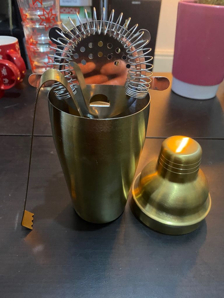 Cocktail shaker and accessories