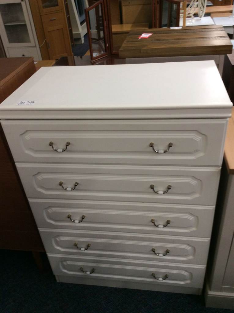 White Chest of 5 Drawers – Good Condition