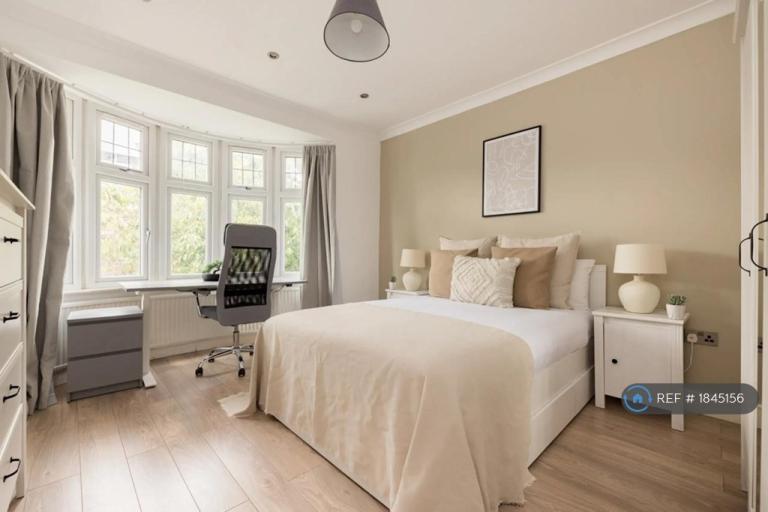 4 bedroom flat in Lexden Road, London, W3 (4 bed) (#1845156)