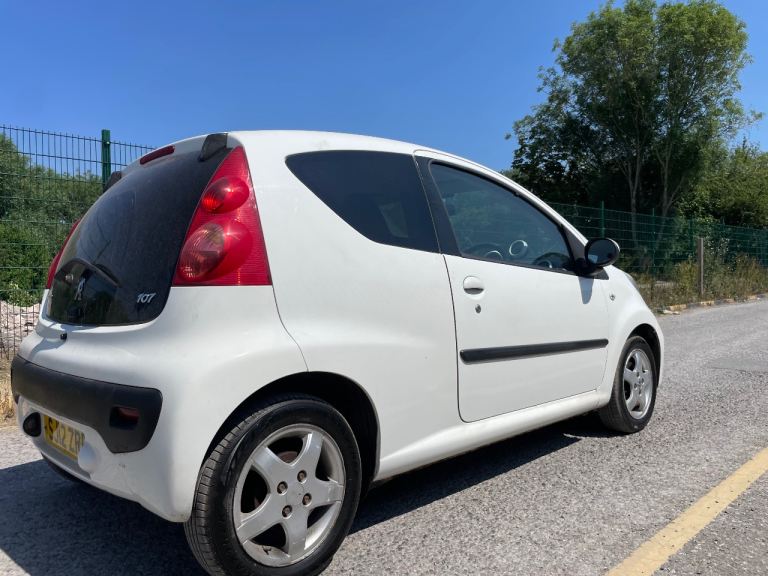 PEUGEOT 107 1.0 SPORTIUM 12 REG WHITE GENUINE 83054 MOT JANUARY 5TH 2027 TAX £20 LOW INSURANCE 