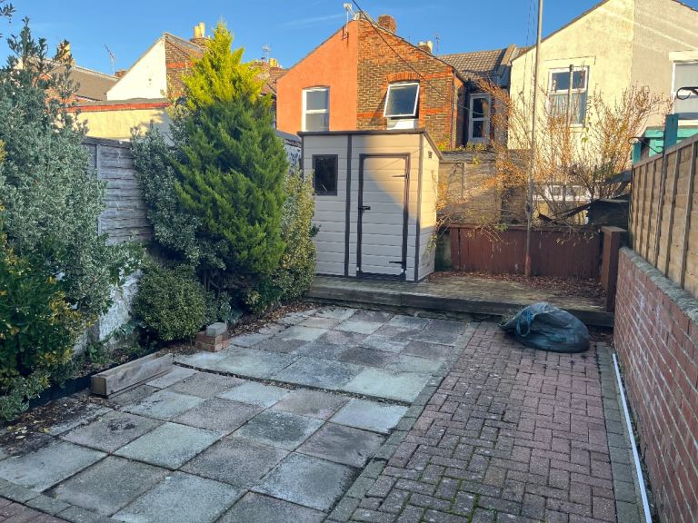 2/3 bedrooms & reception rooms terrace house to let