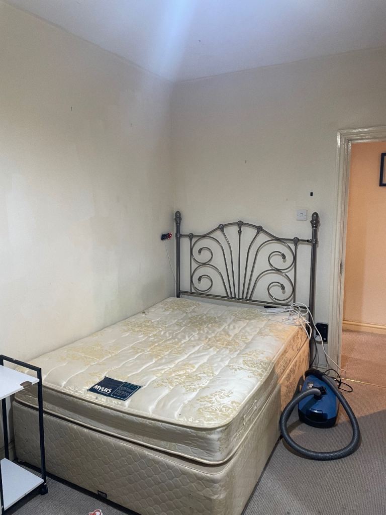 Three beds one bath flat in Manchester City centre to let