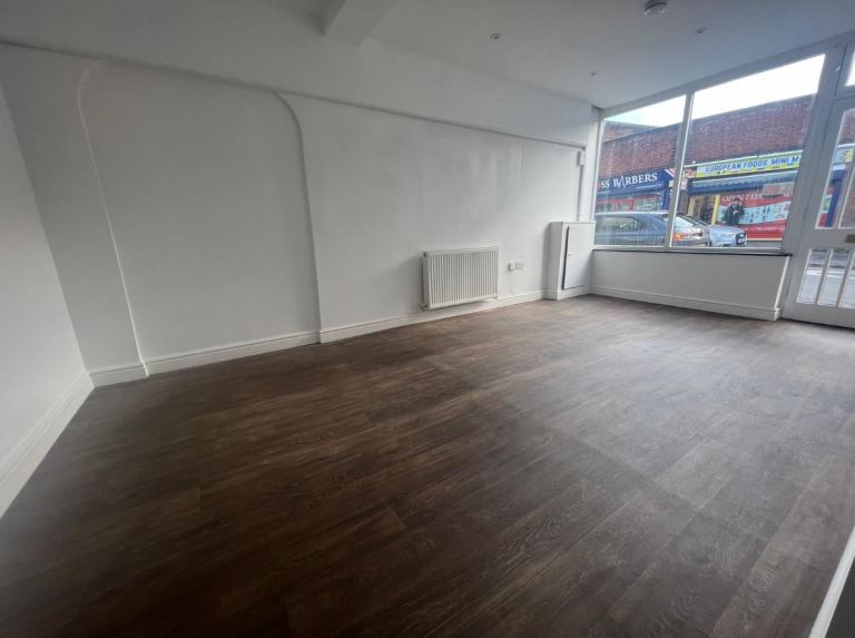 Shop to rent busy road £695 pcm