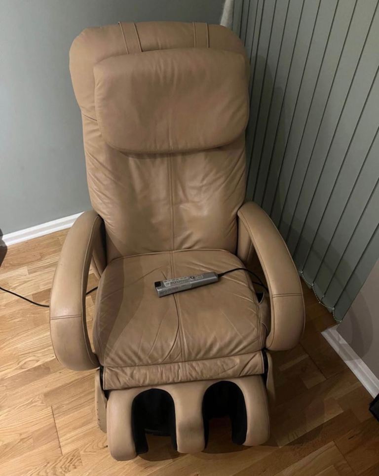 Leather electric massaging chair