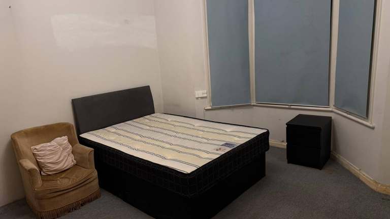 Very clean large single room in quiet and friendly house.