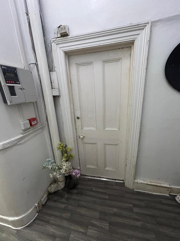Clean studio flat including bills great location 