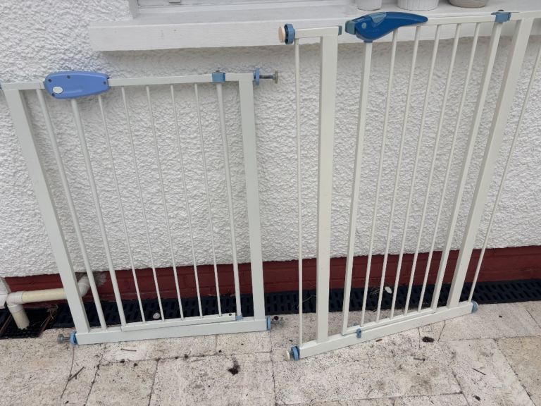 2 baby gates 