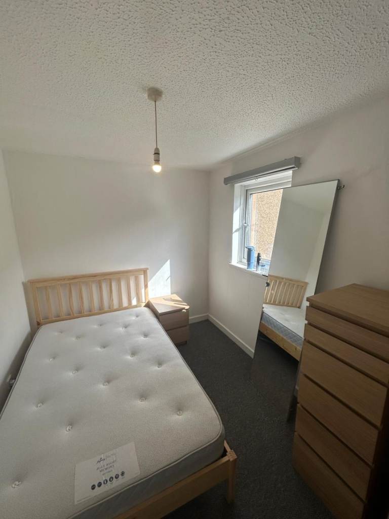 1 double bedroom flat for rent in Cardross Court 