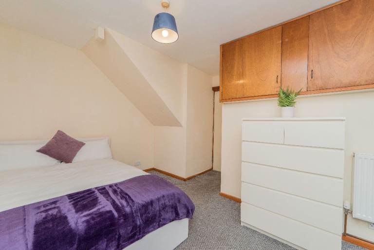 🏡 Modern Double Rooms in Reading