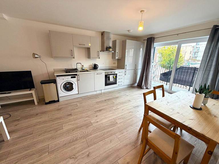 Massive and excellent condition ONE Bedroom modern flat with Balcony near London City Airport- 