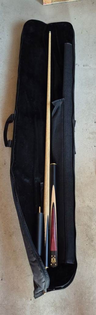 3 piece Riley snooker cue with soft case and many accessories. 