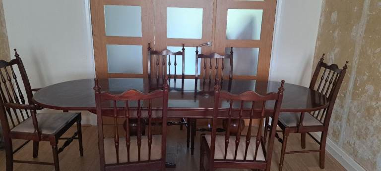 Mahogany Wooden Extendable Dining Table and 8 Chairs – Excellent Condition