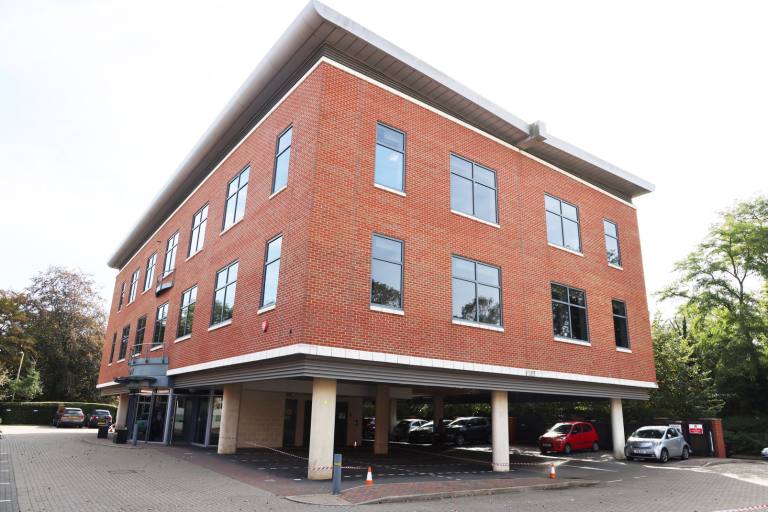 Harpenden - AL5 4US \ Serviced Office with 2 Desks