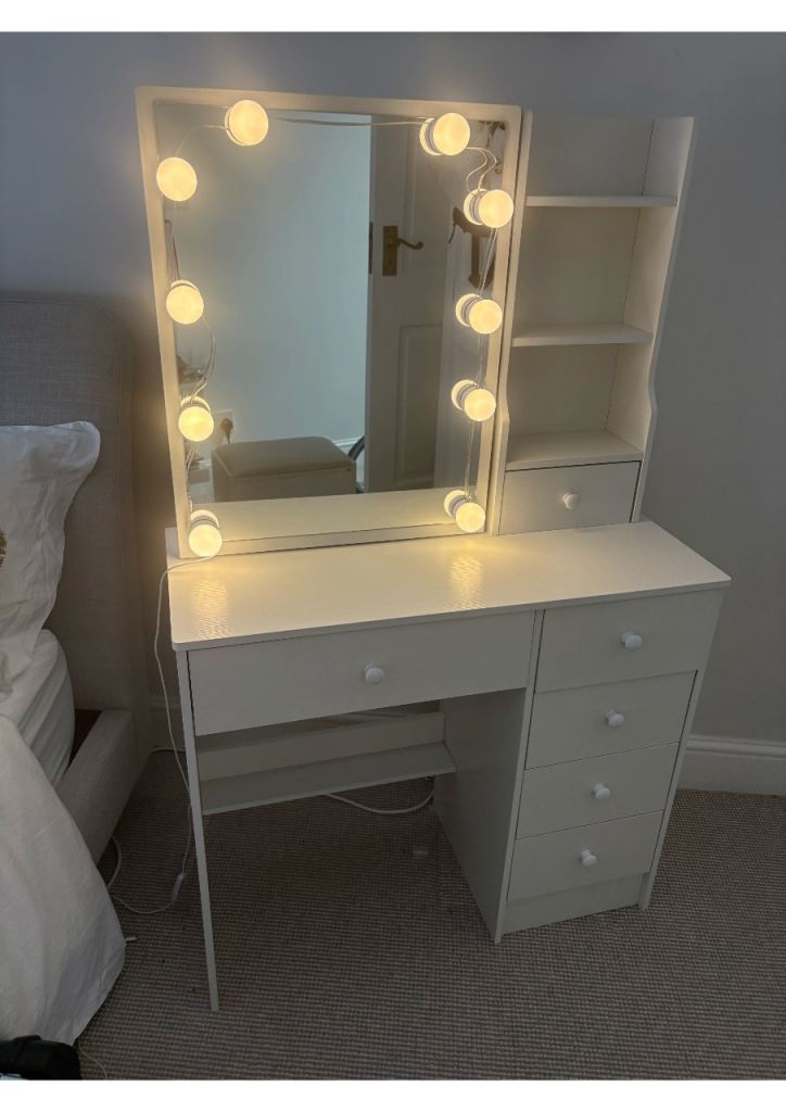 vanity/ dressing table 