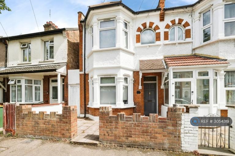3 bedroom house in St. Winefride's Avenue, London, E12 (3 bed) (#3054319)