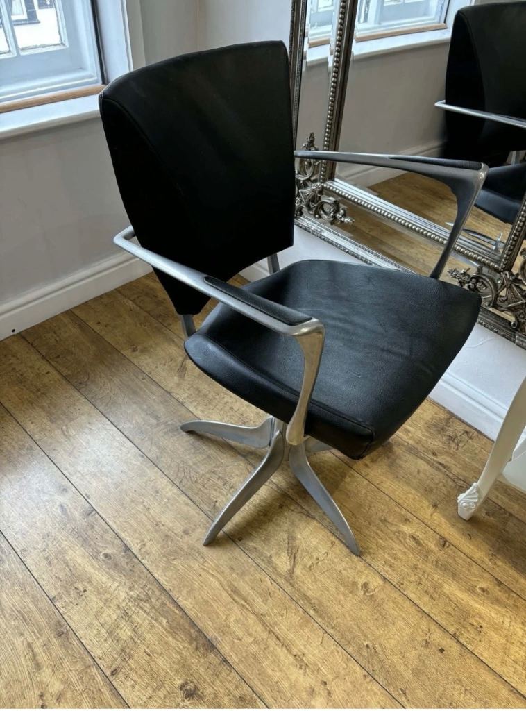 2x Stylish salon /barber /office / Chair withMetal Base – Good Condition