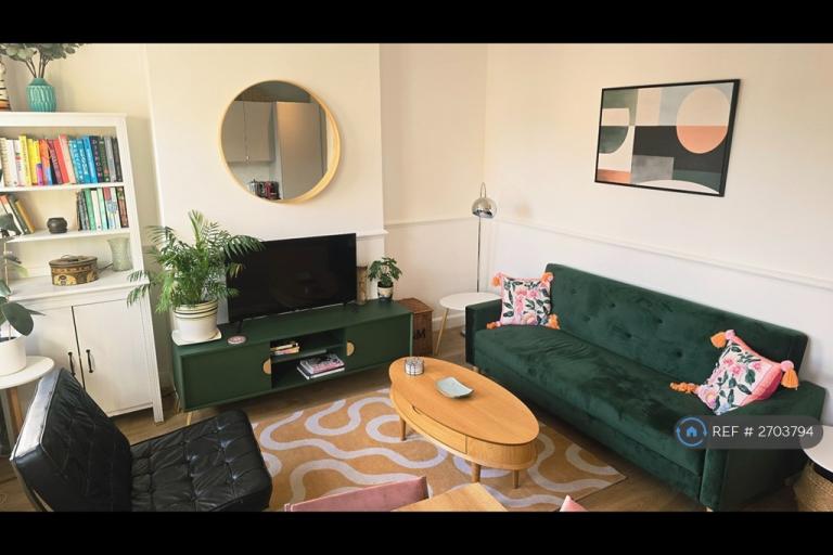 2 bedroom flat in Cerise Road, London, SE15 (2 bed) (#2703794)