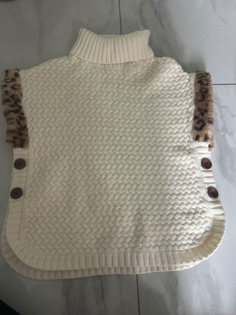 Cream Knitted Poncho with Faux Fur Trim – Good Condition