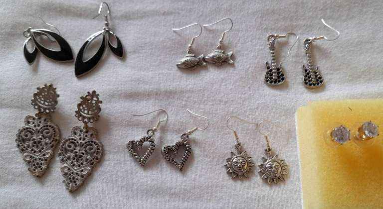 Costume jewellery earrings £1 each, bundle £5 (Would combine with other listing)