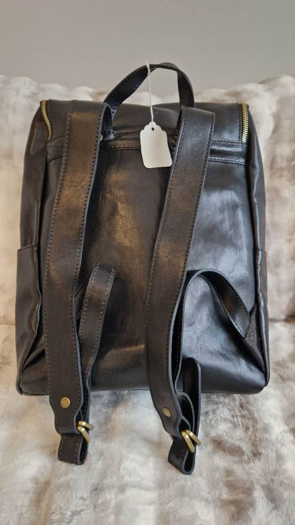NEW Stylish Italian black zip and clip detail two side pockets leather backpack / laptop bag