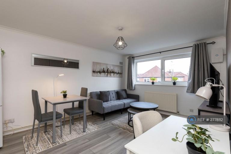 1 bedroom flat in Bishopric, Horsham, RH12 (1 bed) (#2778112)