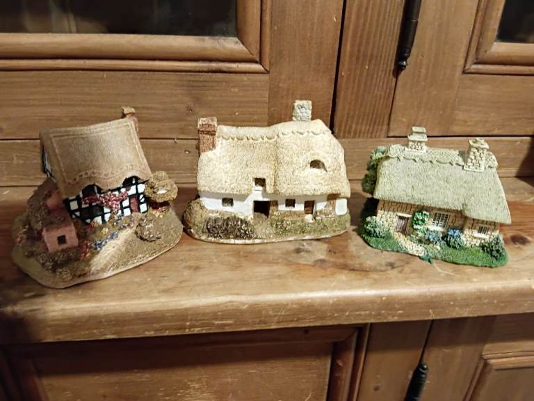 Assorted ornaments/teapots and mini village 