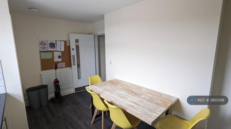 4 bedroom flat in Heba House, Ormskirk, L39 (4 bed) (#2810019)